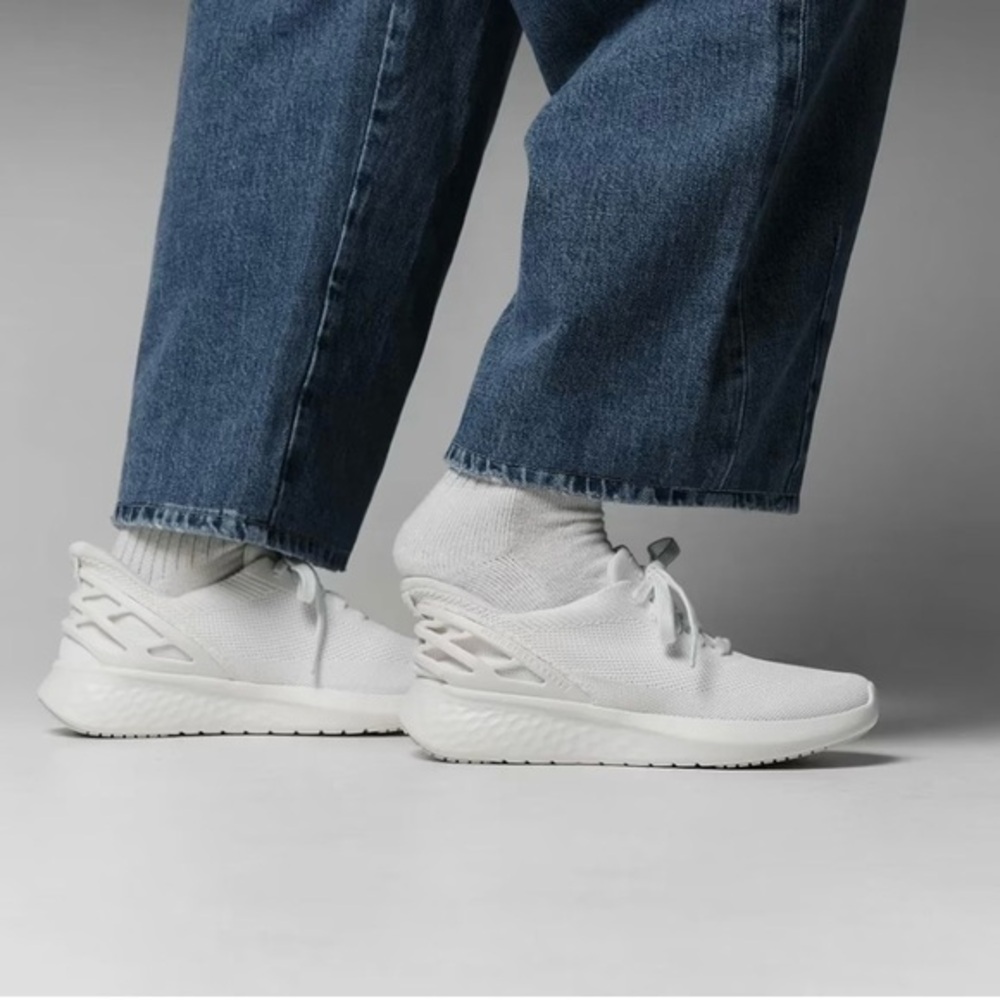 Kizik Athens Hands-Free Sneaker in White Size Women 7 / Men 5.5